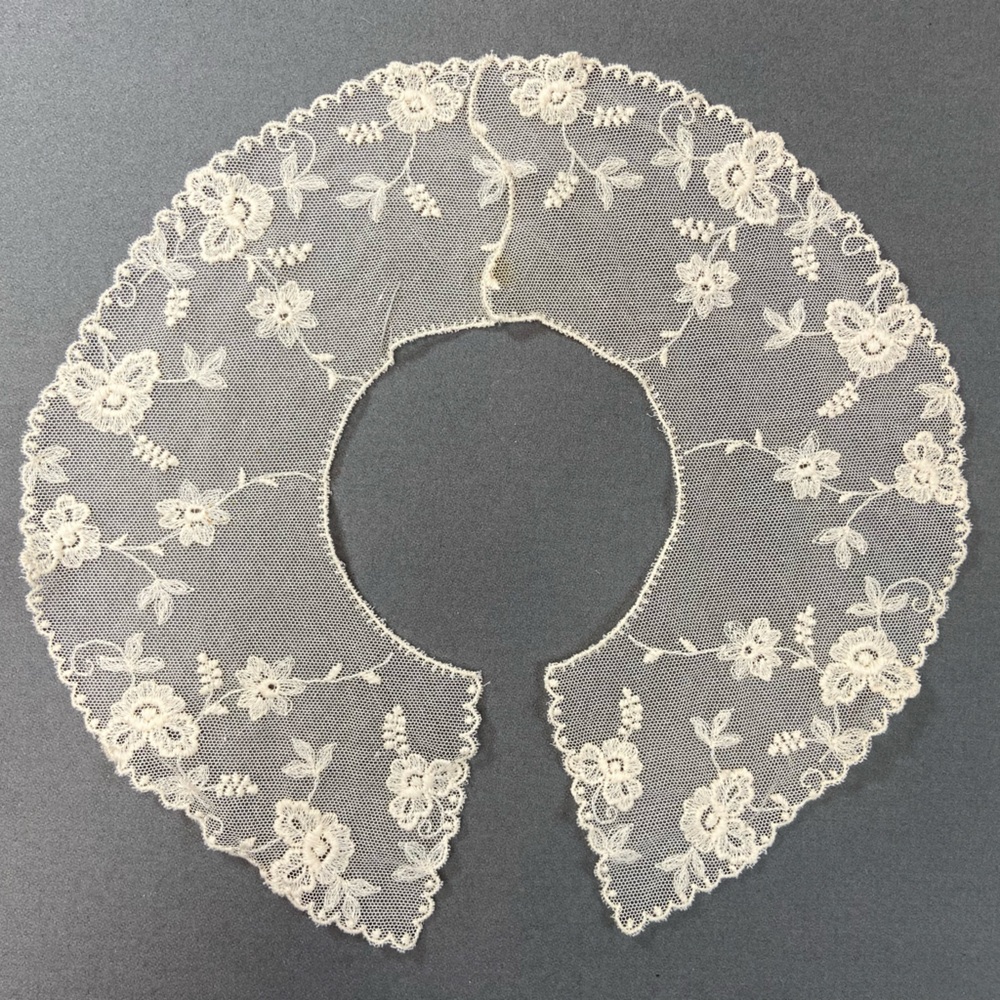 Delicate Floral Lace Collar in Cream